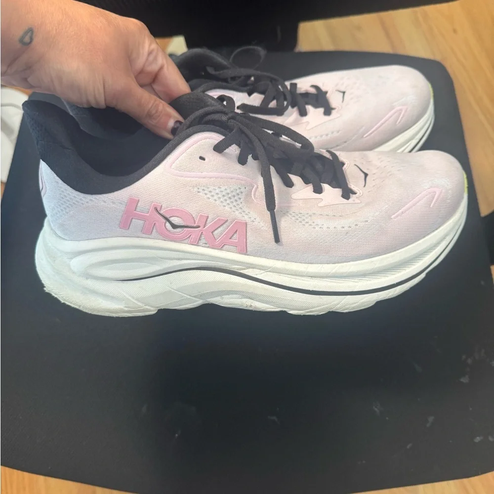 Hoka Clifton 10 Light Pink and White Athletic Shoes size 10.5 - Picture 2 of 4